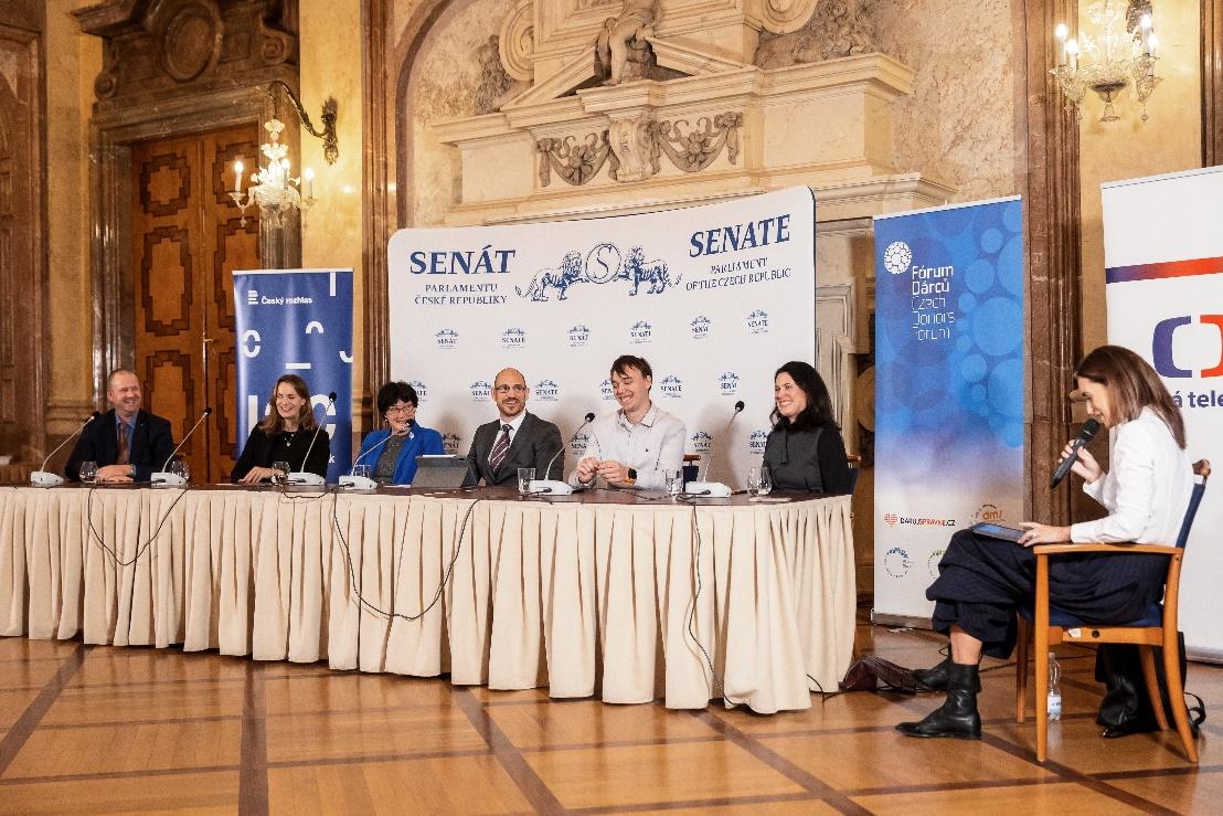 Obsah obrázku oblečení, interiér, žena, nábytek

Popis byl vytvořen automaticky