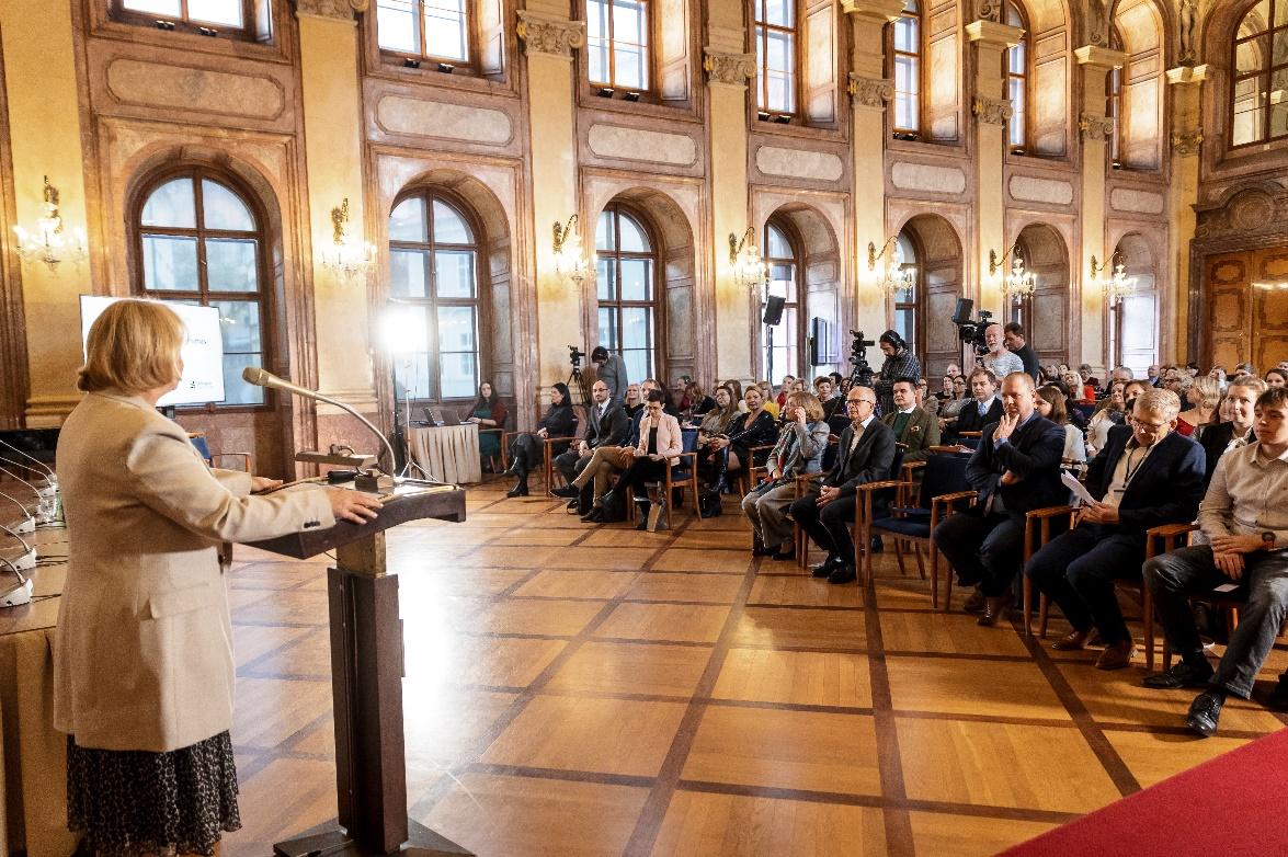 Obsah obrázku oblečení, osoba, interiér, radnice

Popis byl vytvořen automaticky