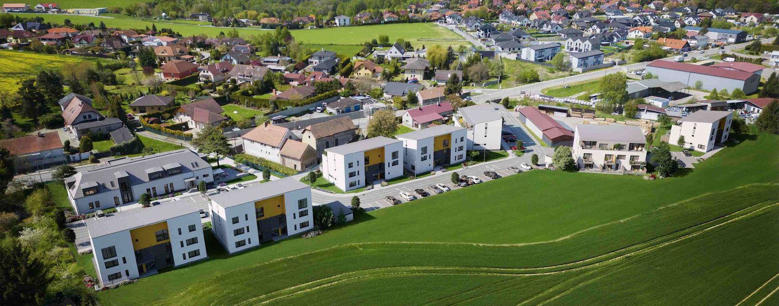 Obsah obrázku tráva, venku, strom, Obytná zóna
Popis byl vytvořen automaticky