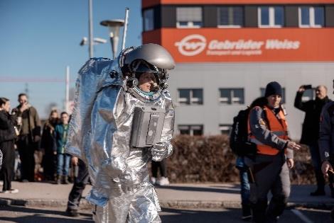 Obsah obrázku venku, oblečení, osoba, přetlakový oblek

Popis byl vytvořen automaticky