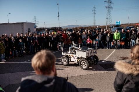 Obsah obrázku osoba, obloha, venku, oblečení

Popis byl vytvořen automaticky