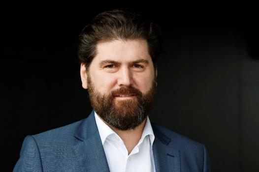 Ein Bild, das Mann, Person, Anzug, tragen enthält.
Automatisch generierte Beschreibung