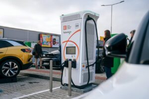 Největší česká síť veřejných dobíjecích stojanů pro elektroauta má 100 ultrarychlých stojanů