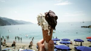 SPF 50, pas a… drahé kliknutí. Jak na dovolené zbytečně neztrácet peníze
